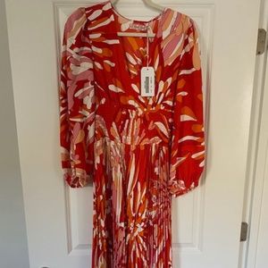 New Traffic People Pleated Dress V-Neck Geometric Red Orange White Size Medium
